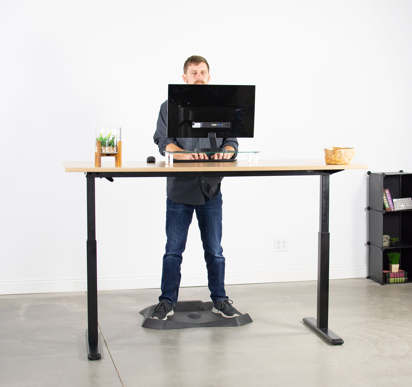 Sturdy manual hand crank height adjustable desk frame.