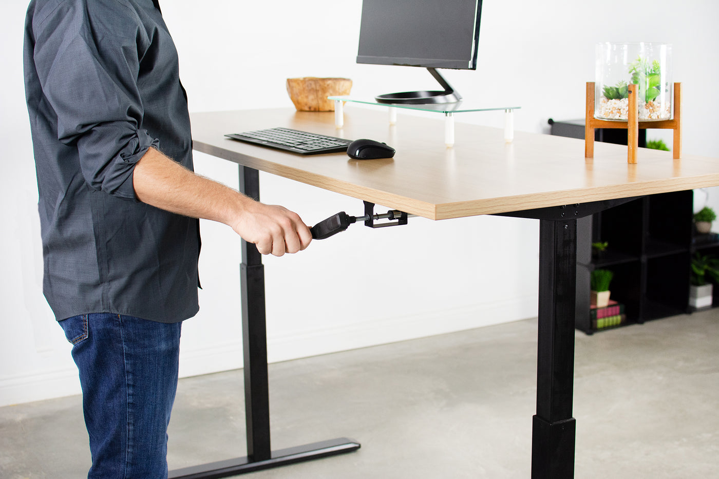 Sturdy manual hand crank height adjustable desk frame.