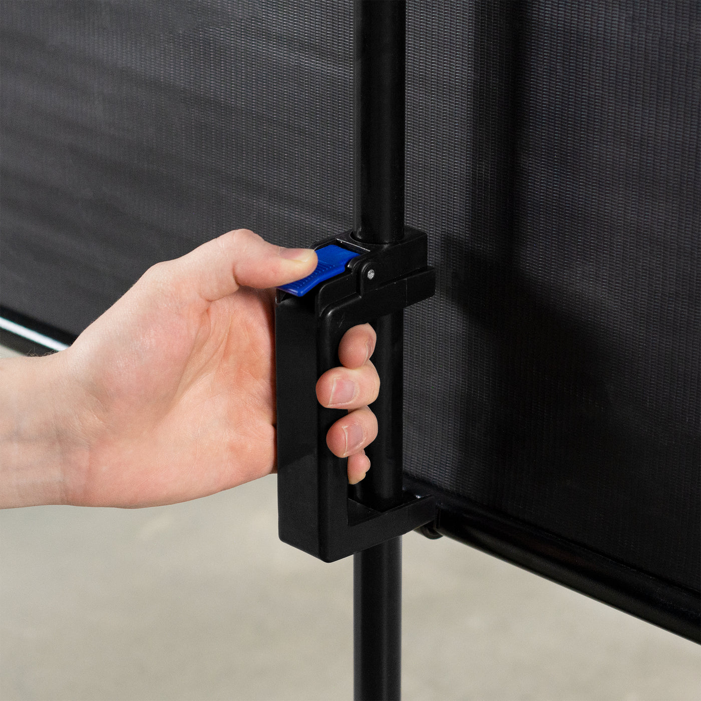 Functional locking support handle of a pop-up tripod projector screen.